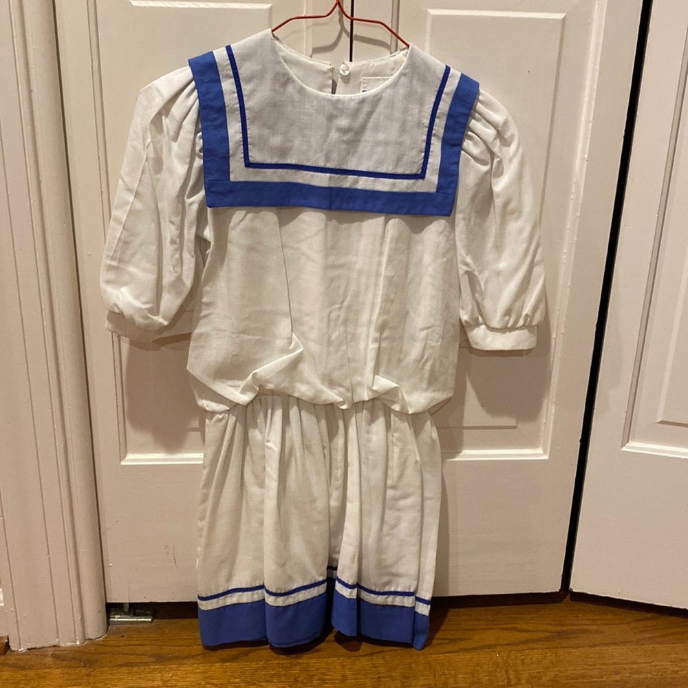 Most adorable, blue and white vintage dress. Cinches at the waist! Size 8.